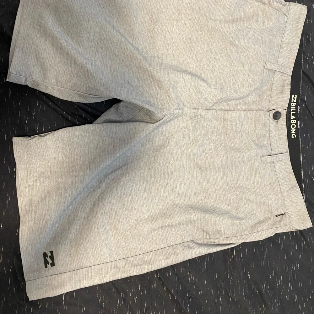 Free Shipping. Men’s Billabong shorts size 34 - Picture 2 of 3